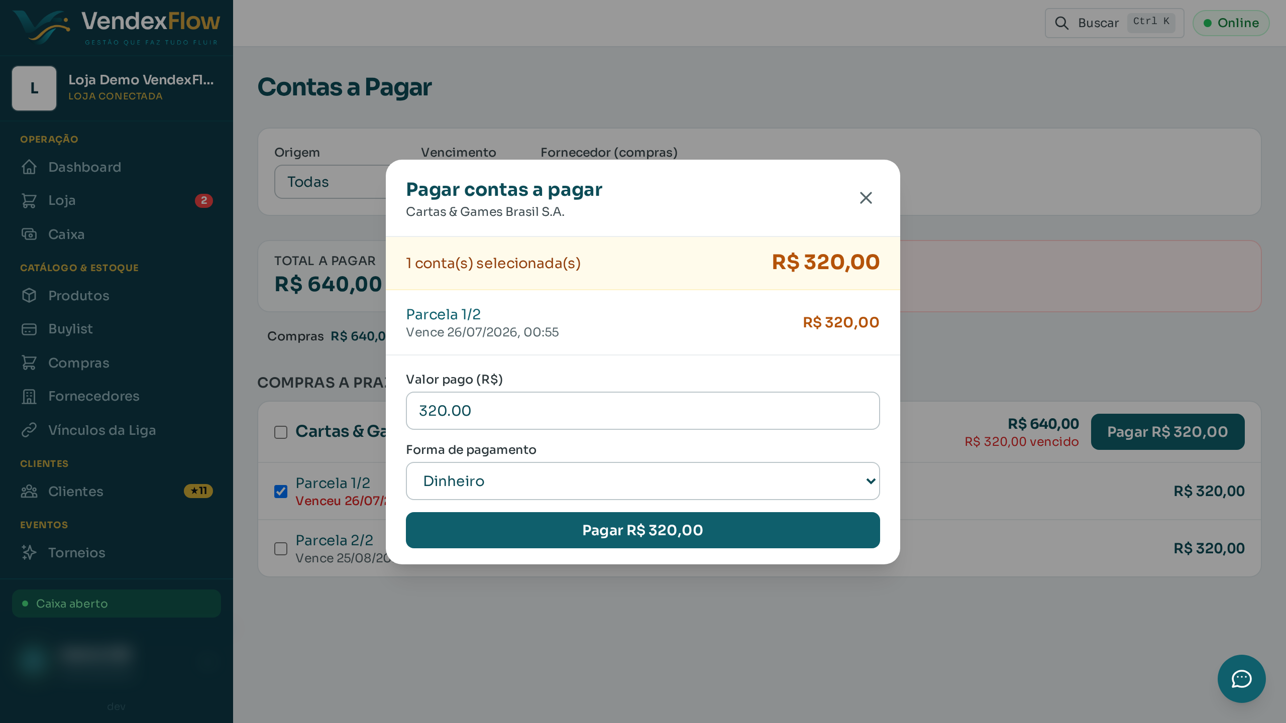 Passo 2: Marque a(s) parcela(s) e clique em "Pagar". O valor já vem com o total selecionado — dá pra pagar tudo ou editar para uma baixa parcial, escolhendo a forma de pagamento.